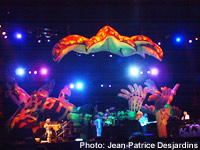 Yes live August 2004 - the set designed by Roger Dean (photo: 2004 Jean-Patrice Desjardins)