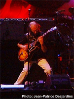 Yes live in August 2004 - Steve Howe (photo: 2004 Jean-Patrice Desjardins)