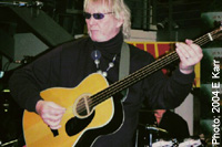 Chris Squire live at the Sherman Oaks Galleria Jan 2004 (photo: E Karr)