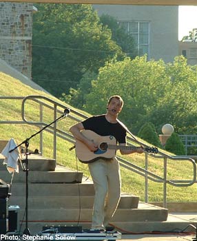 Alon at NEARFest 2005 (photo: Stephanie Sollow)